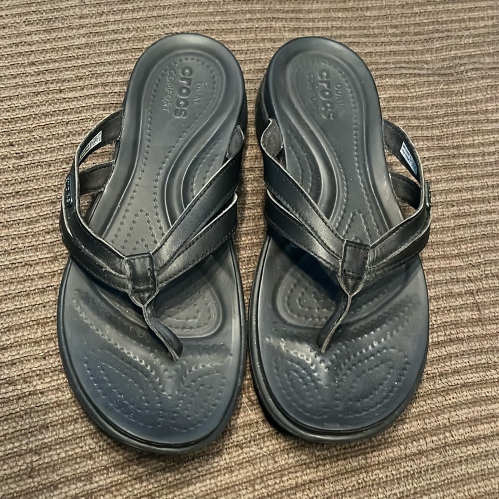 Black capri crocs flip flop leather